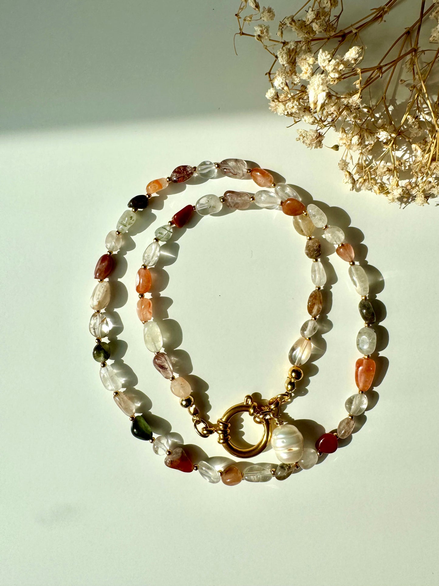 Quarzstein-Kette mit Barockperle & goldenen Details – handgefertigt