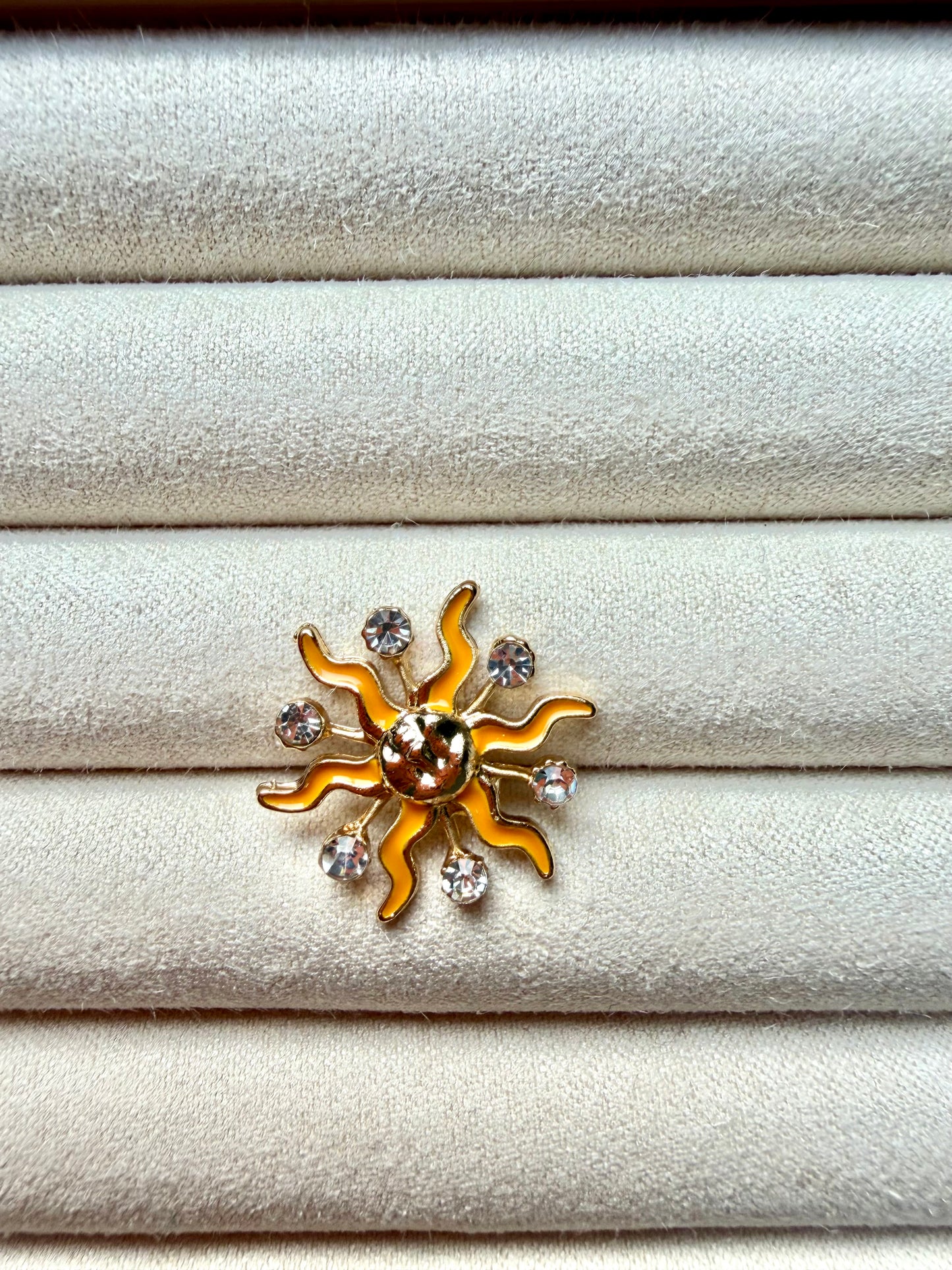 Broschen – Vergoldete Anstecker mit verspielten Motiven