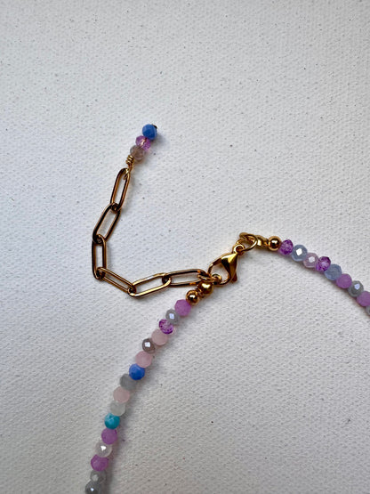 Pastellfarbene Edelstein-Halskette mit Barockperle • 4 mm Perlen