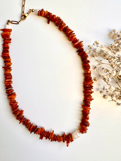 Halskette mit Muschelperlen-Chips & Süßwasserperle – handgefertigt