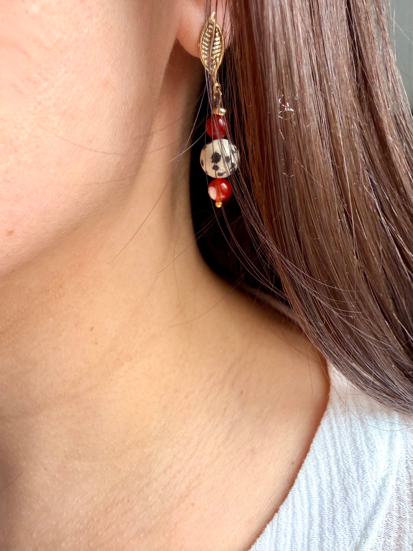 Solara Leaf – Ohrringe mit Dalmatiner Jaspis, rotem Achat & Blattdetail – handgefertigt