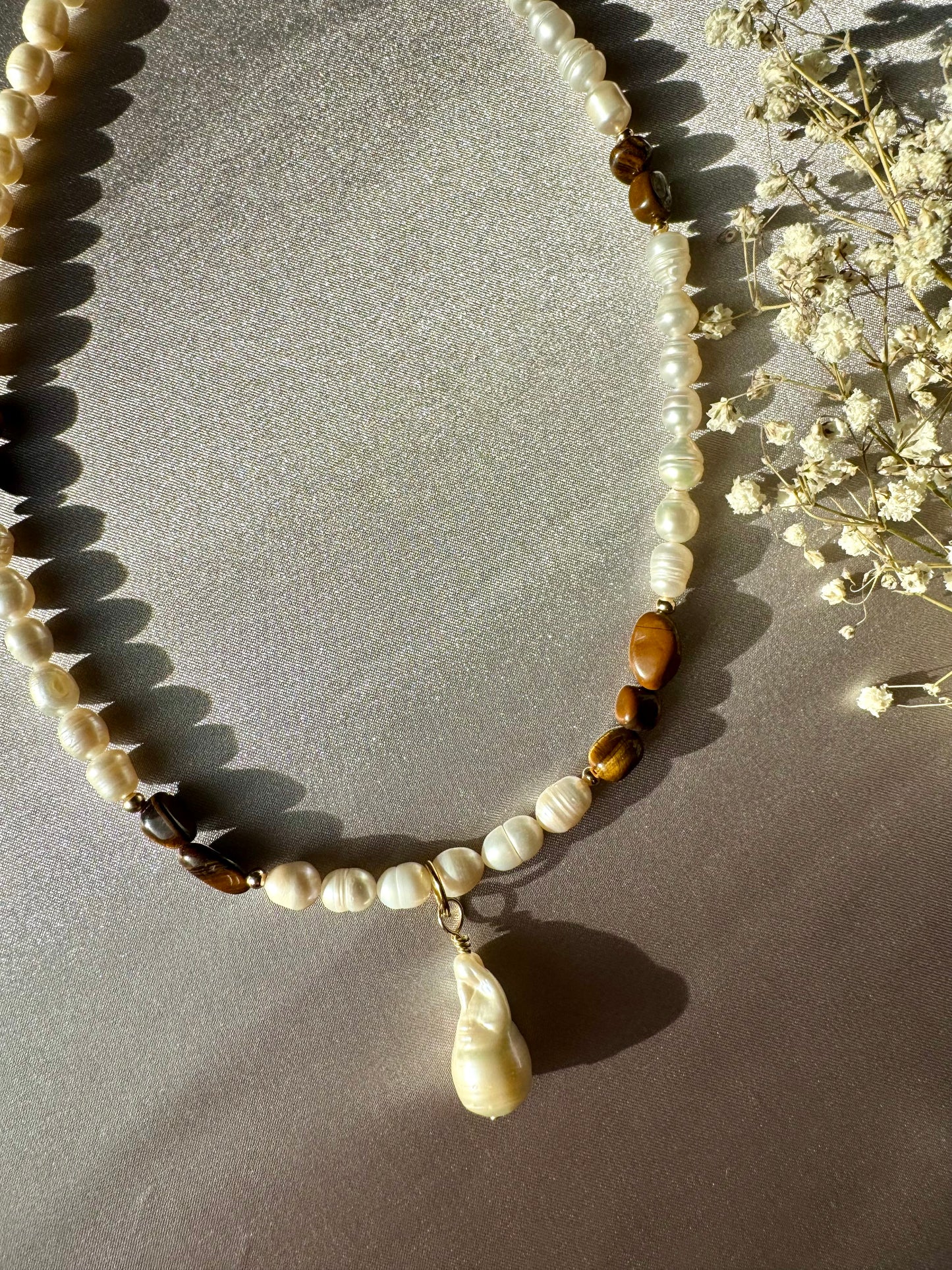 TOFFEE PEARL – Halskette mit Süßwasserperlen & Tigerauge-Steinen, 18k vergoldet, handgefertigt
