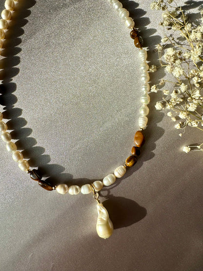 TOFFEE PEARL – Halskette mit Süßwasserperlen & Tigerauge-Steinen, 18k vergoldet, handgefertigt