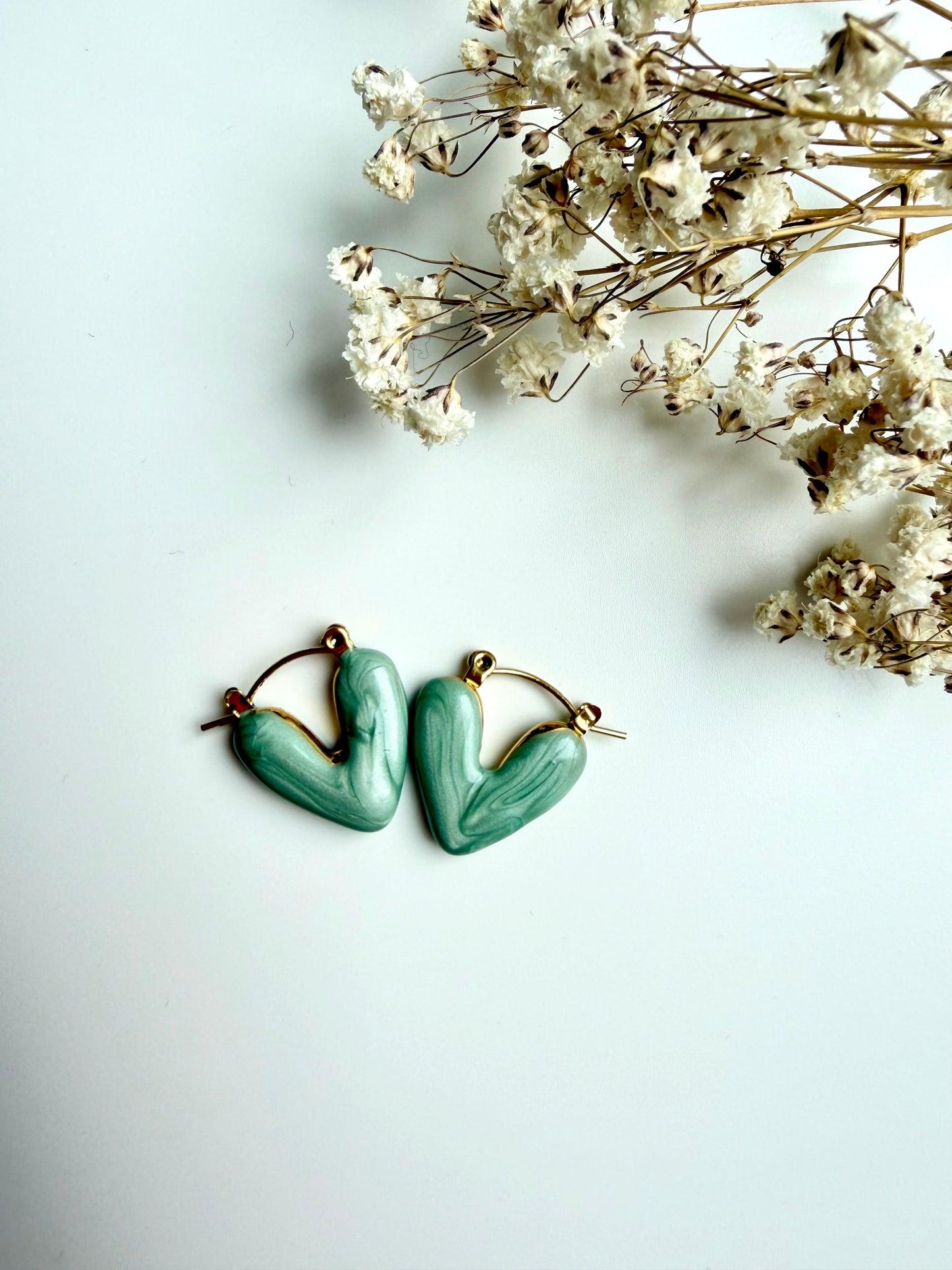 Amour Heart – Herz Ohrringe in Goldoptik