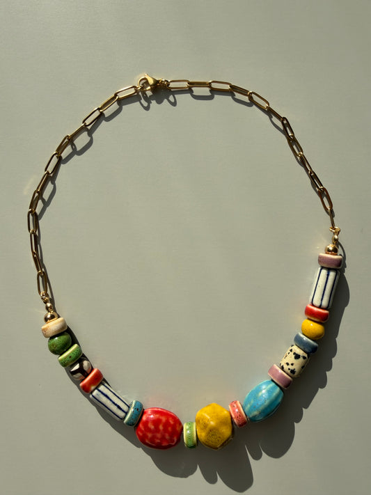 Color Story – Vergoldete Kette mit bunten Keramikperlen – handgefertigt