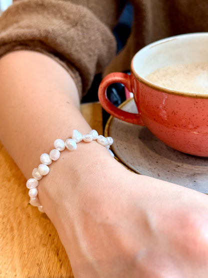 Pure Pearl – Armband aus natürlichen Süßwasserperlen & goldenen Details – handgefertigt