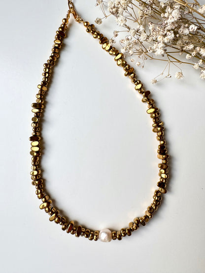 Hematite Glow – Halskette aus goldglänzendem Hämatit mit Süßwasserperle – handgefertigt