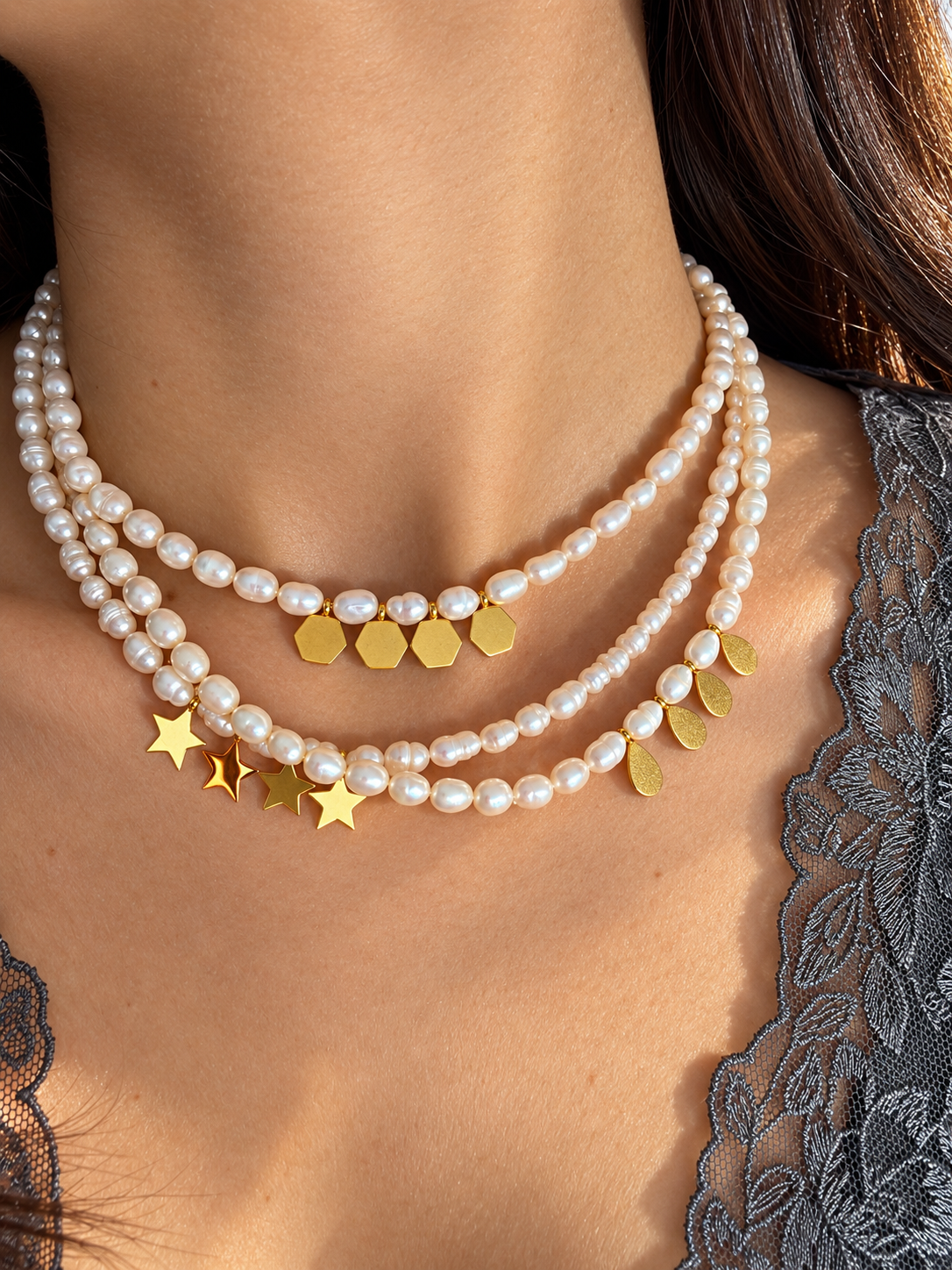 Golden Pearl – Süßwasserperlen Halskette mit goldenen Anhängern