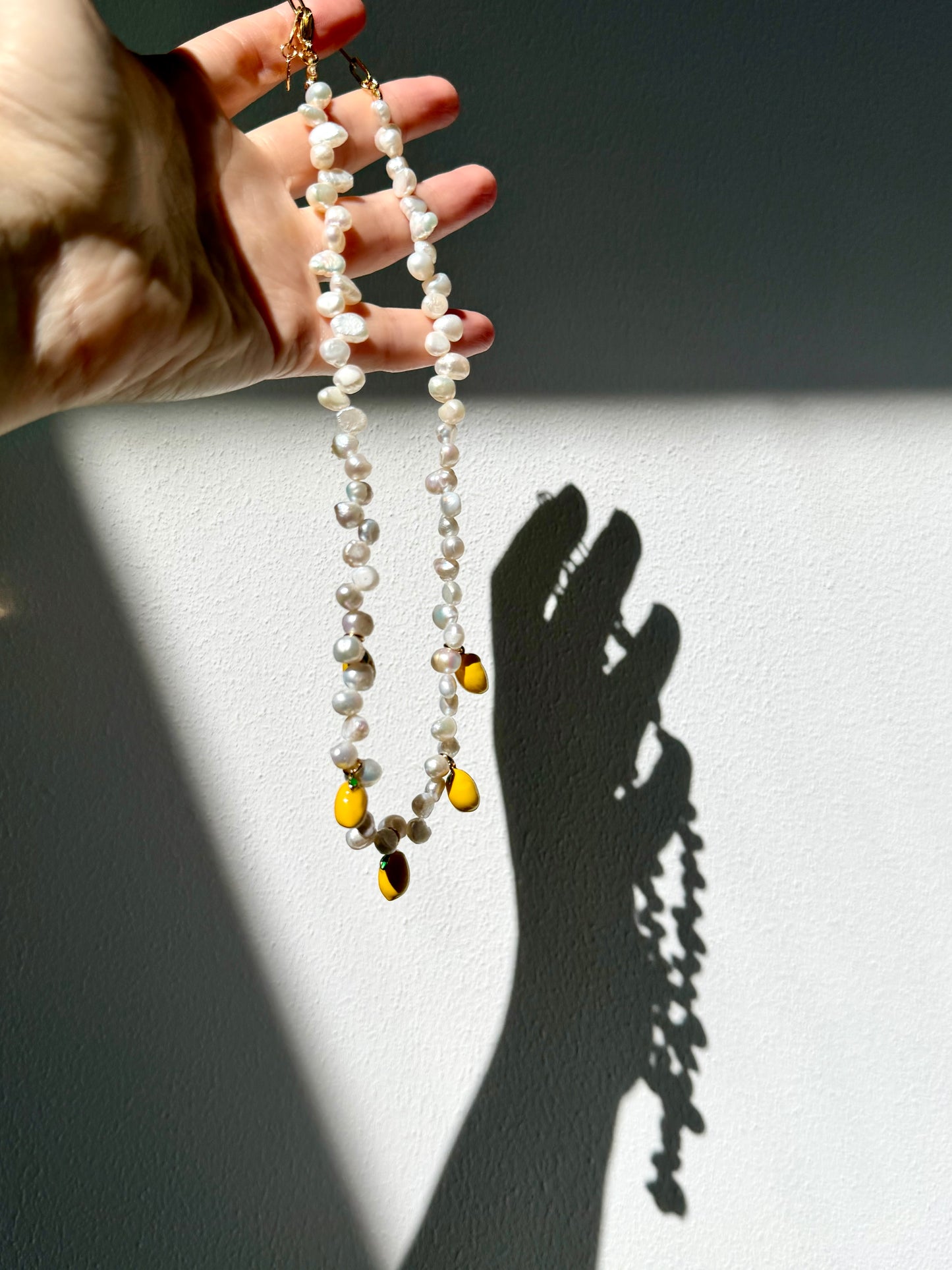 Lemon Pearl – Halskette mit Süßwasserperlen & Zitronen Anhängern – handgefertigt