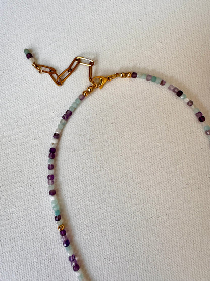 Pastellfarbene Edelstein-Kette mit Barockperle