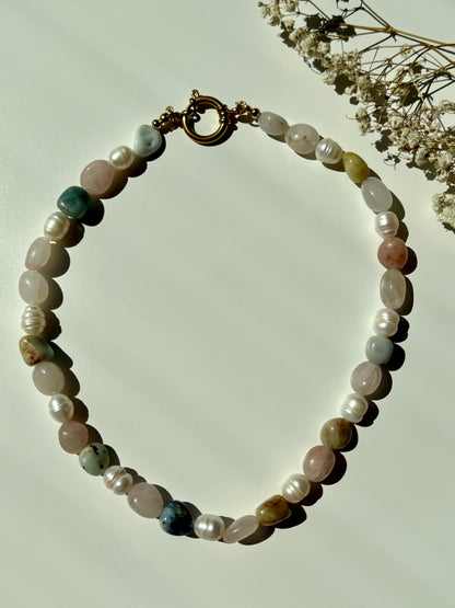 Aura Pearl – Naturstein Halskette mit Süßwasserperlen handgefertigt