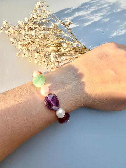 Bracelet with teardrop-shaped gemstone cabochons and freshwater pearls – handmade