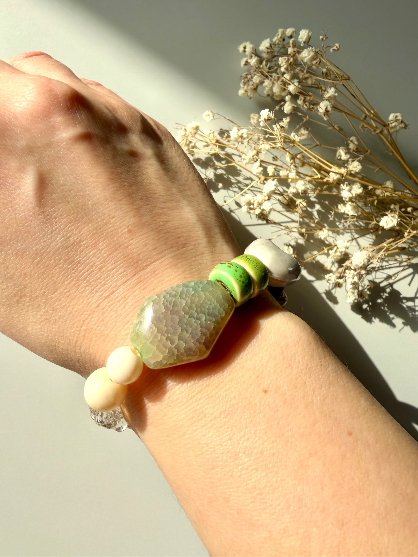 Soft Mosaic – Armband mit Keramik-, Acryl- und Glasperlen – handgefertigt