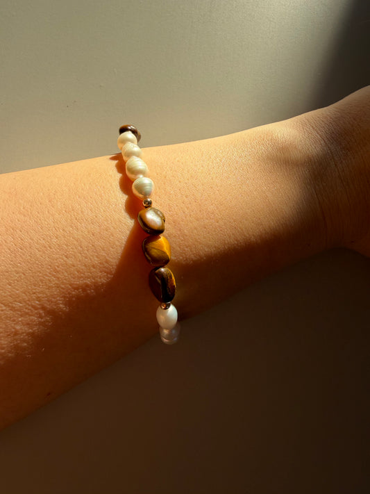 Toffee Pearl – Armband mit Süßwasserperlen & Tigerauge – handgefertigt