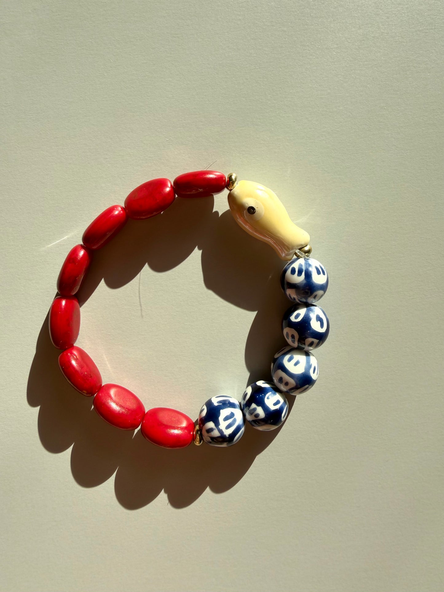 Lucky Fish – Armband mit Keramikperlen & Fisch Anhänger – handgefertigt