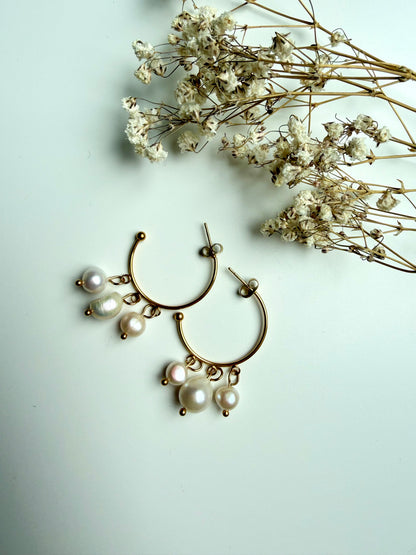 Perla Flow – Creolen mit Süßwasserperlen & goldenen Details – handgefertigt