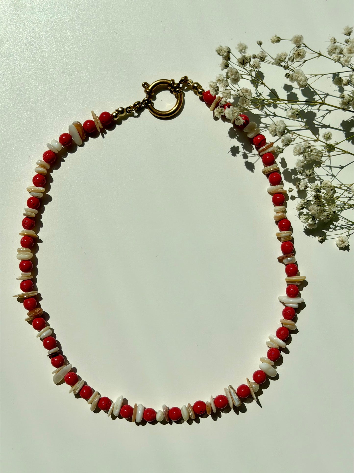 Coral Reef Halskette mit roter Koralle & Muschelperlen – handgefertigt
