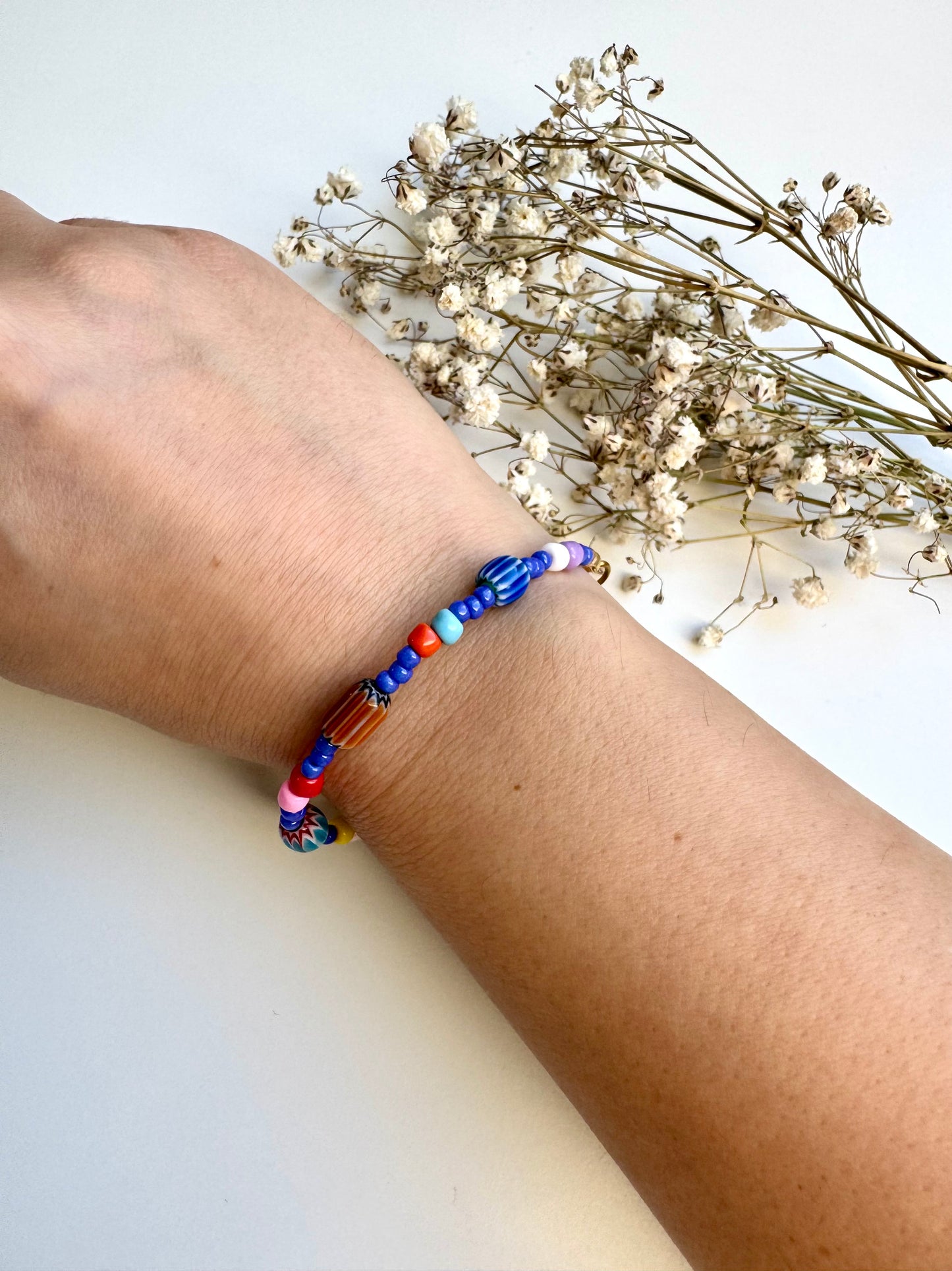 Buntes Miyuki-Perlen-Armband mit 18k vergoldeten Details – handgefertigt