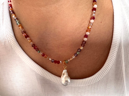 Facettierte Edelstein-Halskette mit Barockperle & goldenen Details