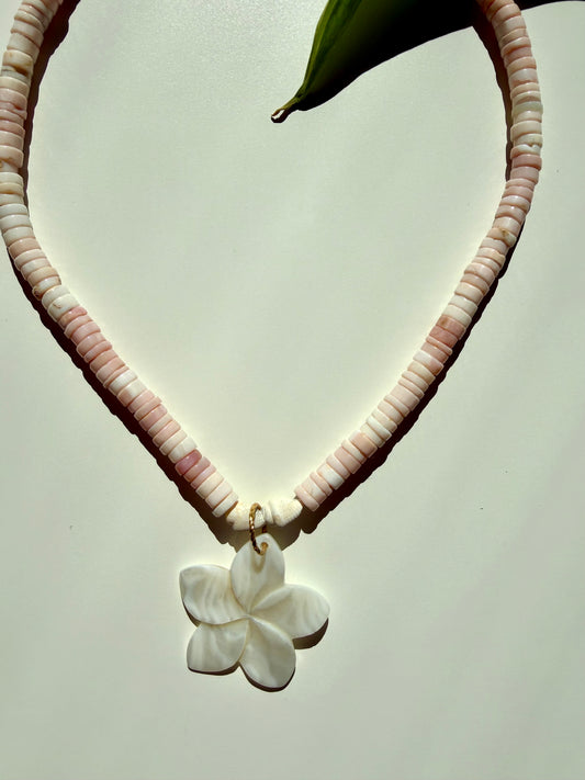 Blush Bloom - Pink Opal Heishi Halskette mit Perlmutt Blume handgefertigt