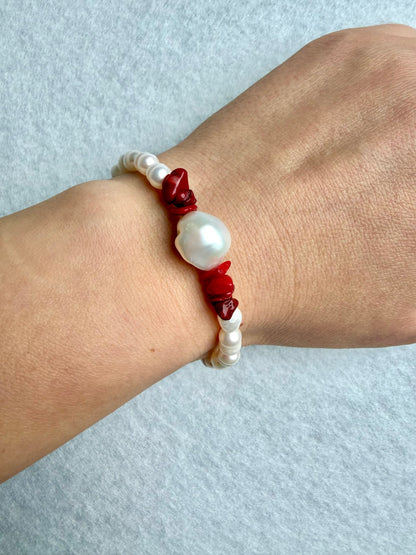 Coral Muse – Armband mit Süßwasserperlen, Barockperle & Korallen – handgefertigt