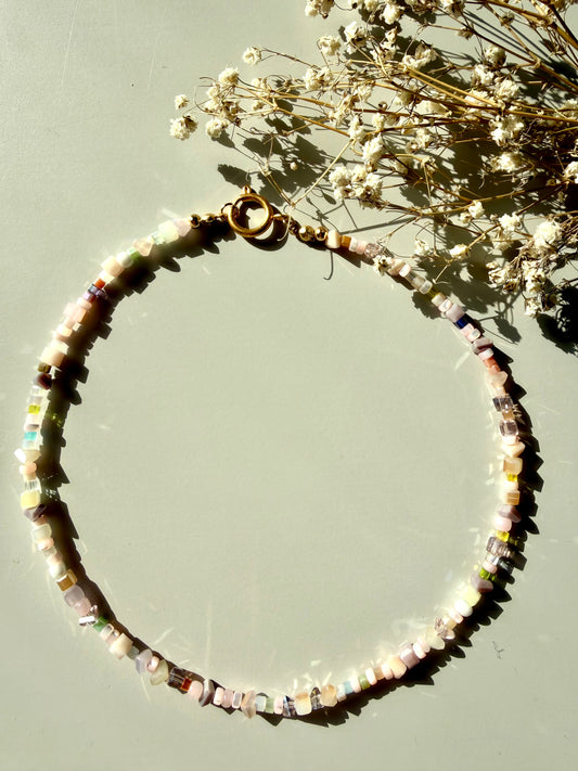 Blush Glow – Zarte Pastell Perlenkette mit Kristallakzenten – handgefertigt