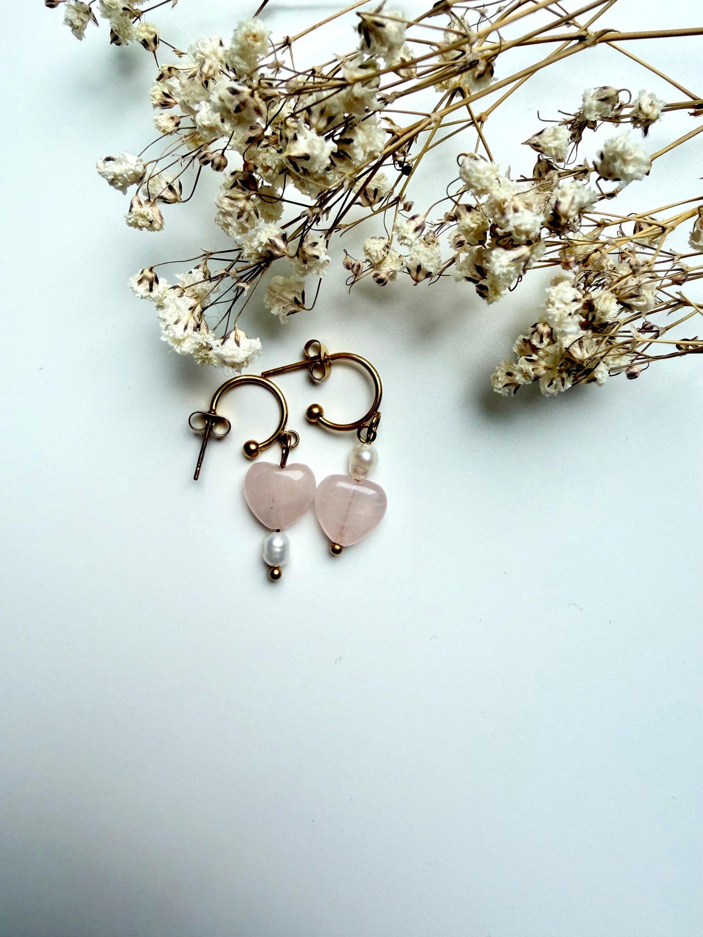 Rosa Heart – Rosenquarz Herz Ohrringe mit Süßwasserperlen – handgefertigt