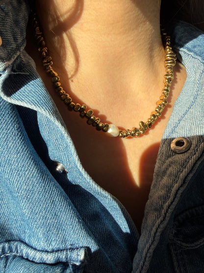 Hematite Glow – Necklace made of gold-shimmering hematite with freshwater pearl – handmade