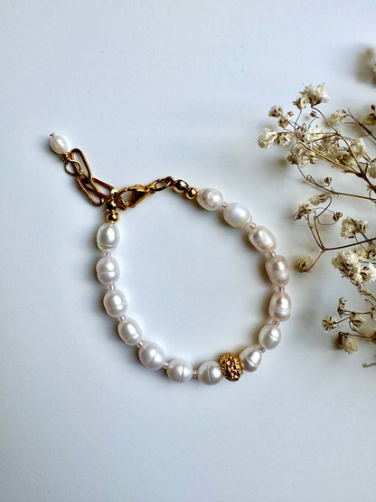 Perlenarmband mit Süßwasserperlen & goldener Akzentperle