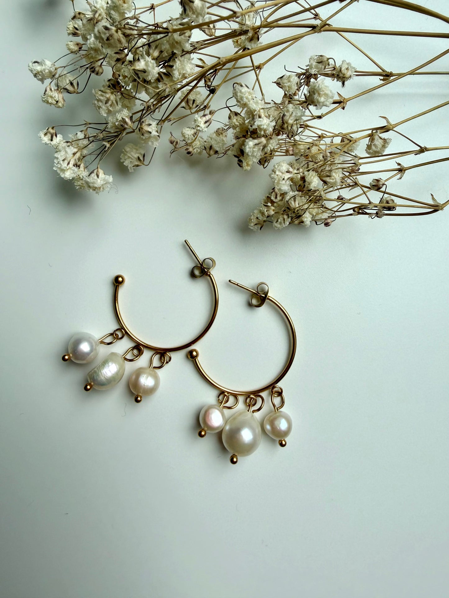 Perla Flow – Creolen mit Süßwasserperlen & goldenen Details – handgefertigt