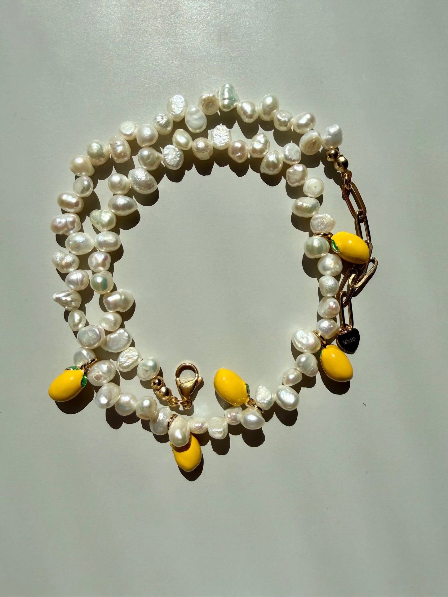 Lemon Pearl – Halskette mit Süßwasserperlen & Zitronen Anhängern – handgefertigt