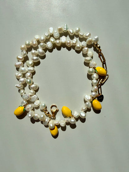 Lemon Pearl – Halskette mit Süßwasserperlen & Zitronen Anhängern – handgefertigt