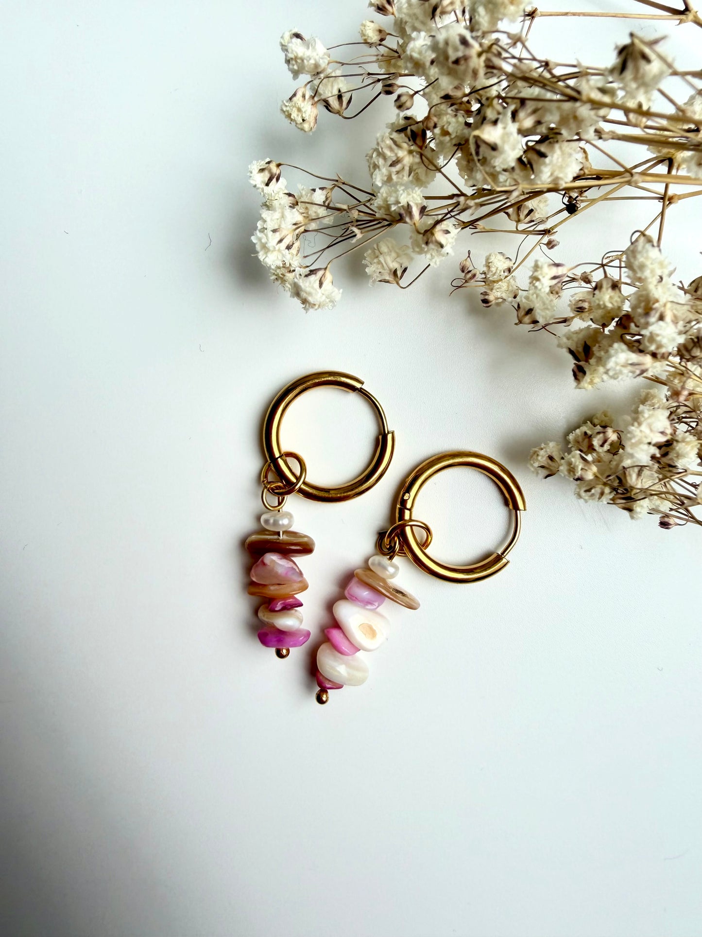 Pink Shell Glow – Ohrringe mit Muschelperlen & Süßwasserperlen – handgefertigt