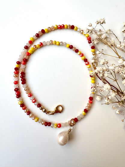 Bunte Edelstein-Halskette • Facettierte Glasperlen & Barockperle • 18k vergoldet