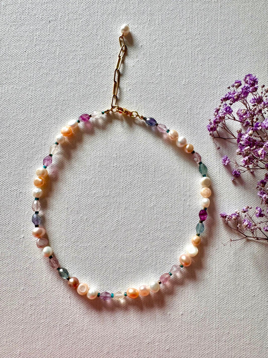Fluorit Bloom – Fluorit- & Süßwasserperlenkette in zarten Pastelltönen – handgefertigt