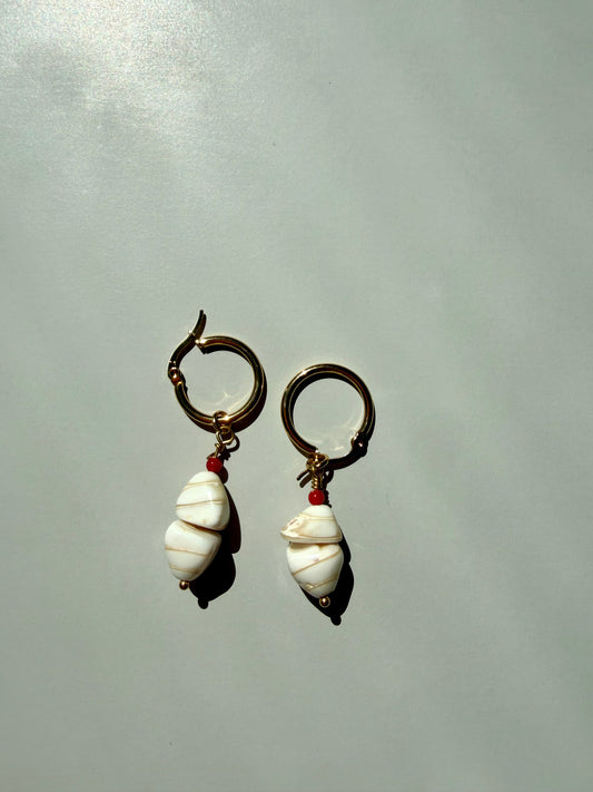 Coral Shell – Ohrringe mit Muschelperlen & roter Koralle – handgefertigt