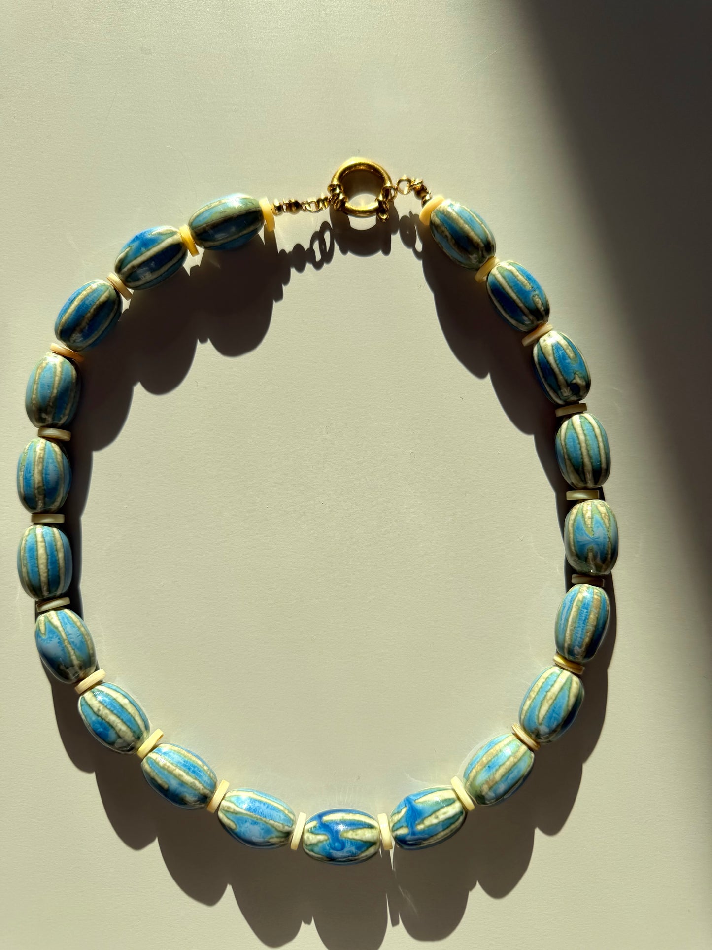 Ocean Ripple – Keramikperlen Halskette in Blau – handgefertigt