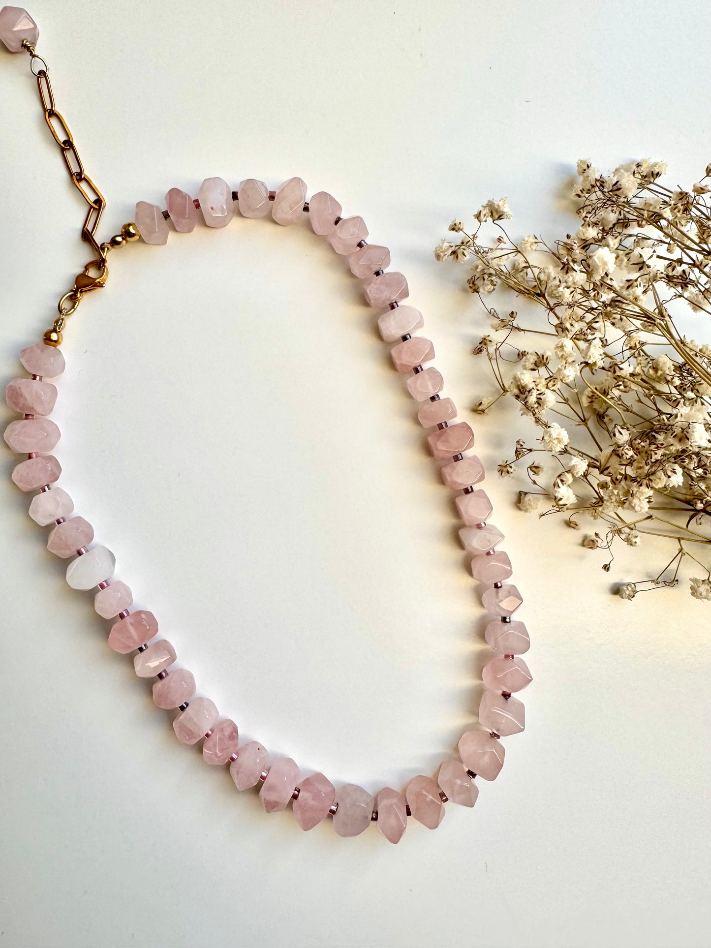 Statement-Kette aus facettiertem Rosenquarz