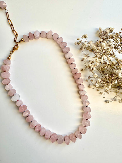 Statement-Kette aus facettiertem Rosenquarz