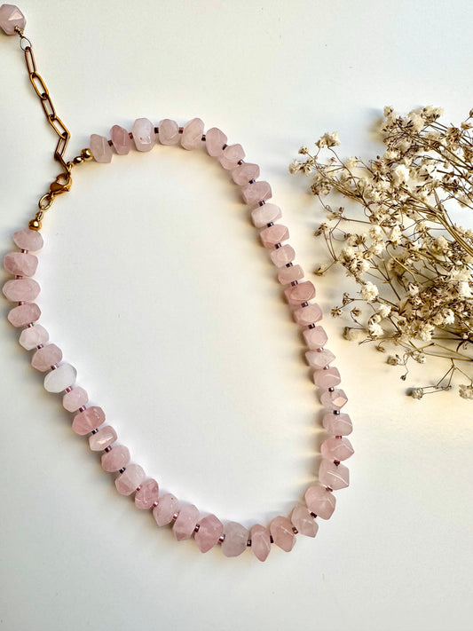 Statement-Kette aus facettiertem Rosenquarz