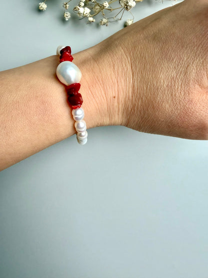 Coral Muse – Armband mit Süßwasserperlen, Barockperle & Korallen – handgefertigt