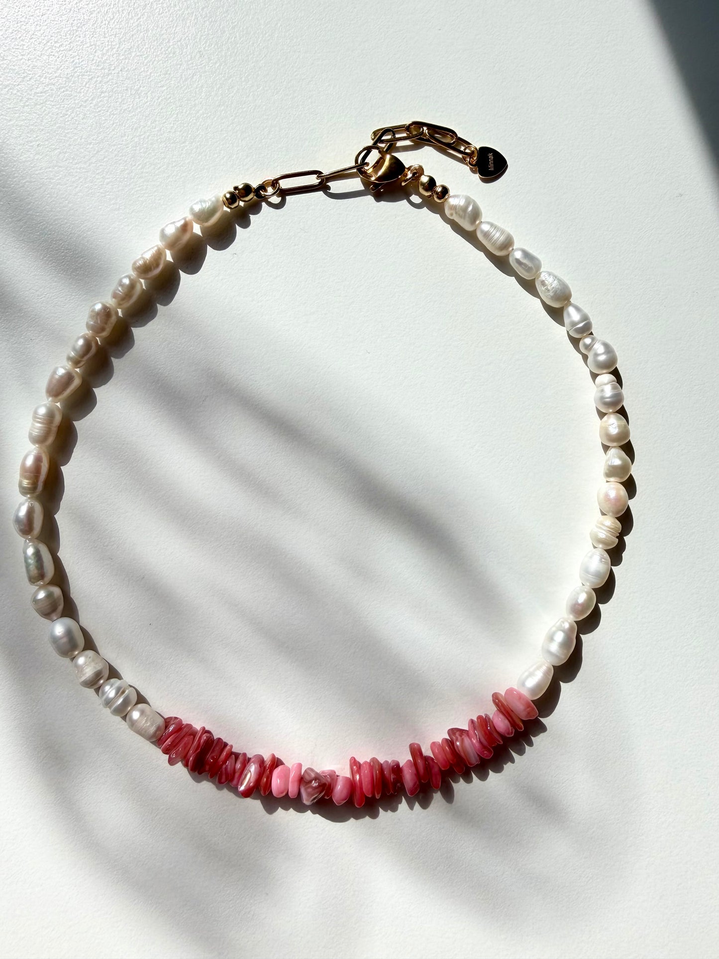 Rose Pearl – Muschelperlen Halskette mit Süßwasserperlen handgefertigt