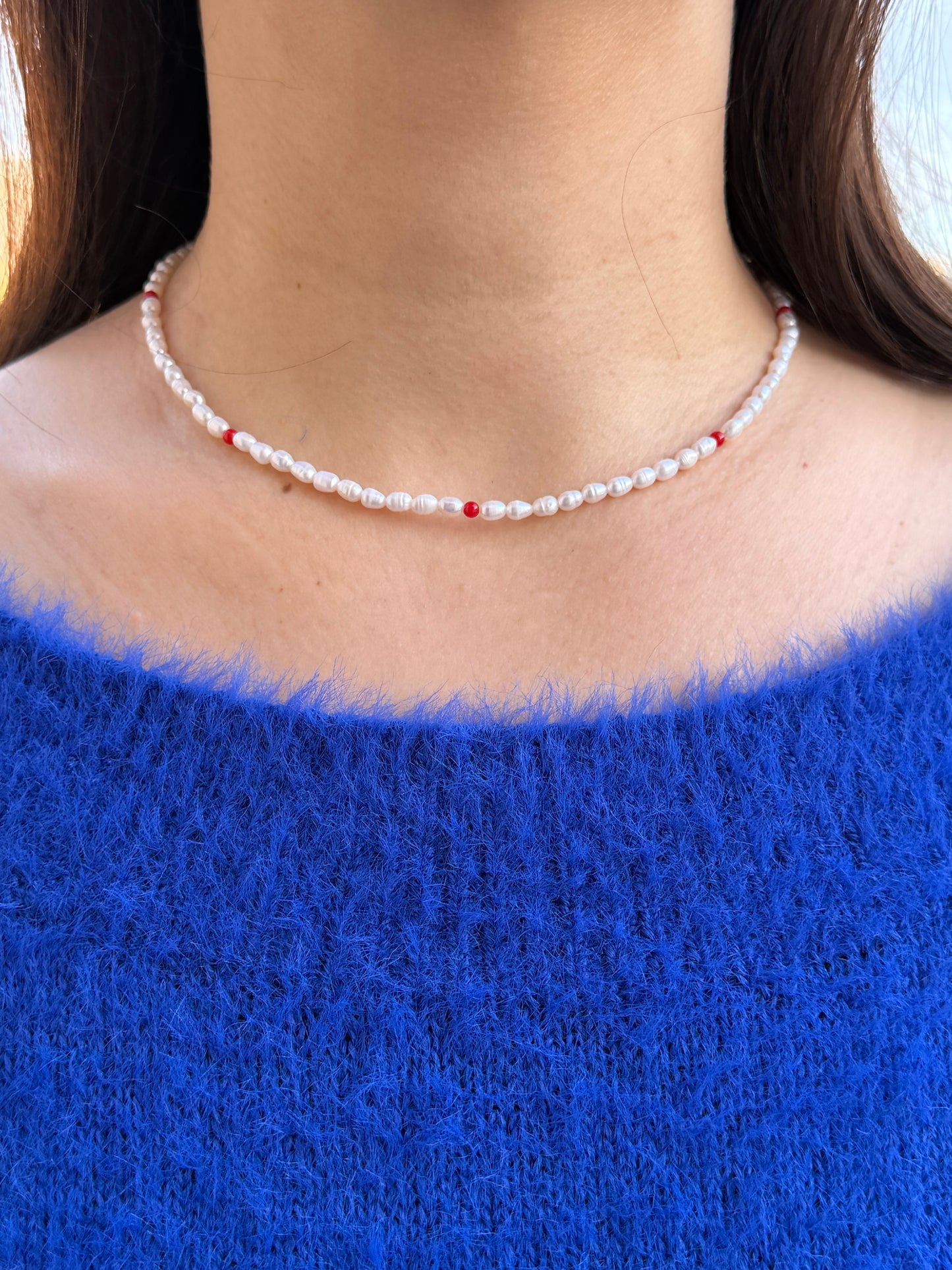 Pearl Dot Coral – Halskette mit Süßwasserperlen & Korallen-Akzenten – handgefertigt