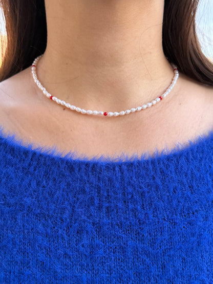 Pearl Dot Coral – Halskette mit Süßwasserperlen & Korallen-Akzenten – handgefertigt