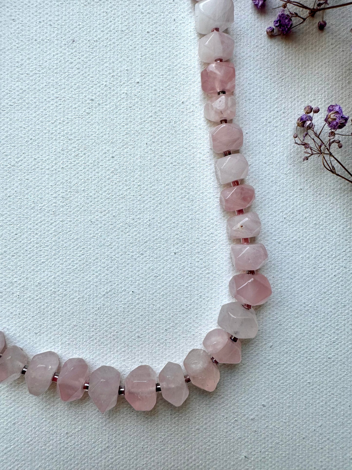 Statement-Kette aus facettiertem Rosenquarz