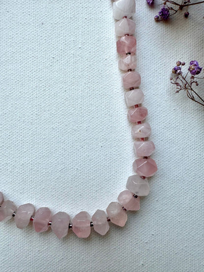Statement-Kette aus facettiertem Rosenquarz