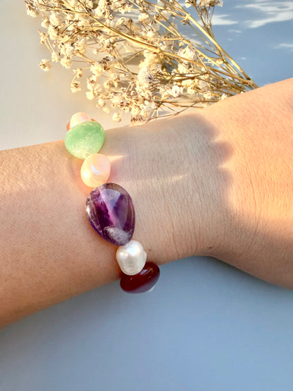 Bracelet with teardrop-shaped gemstone cabochons and freshwater pearls – handmade