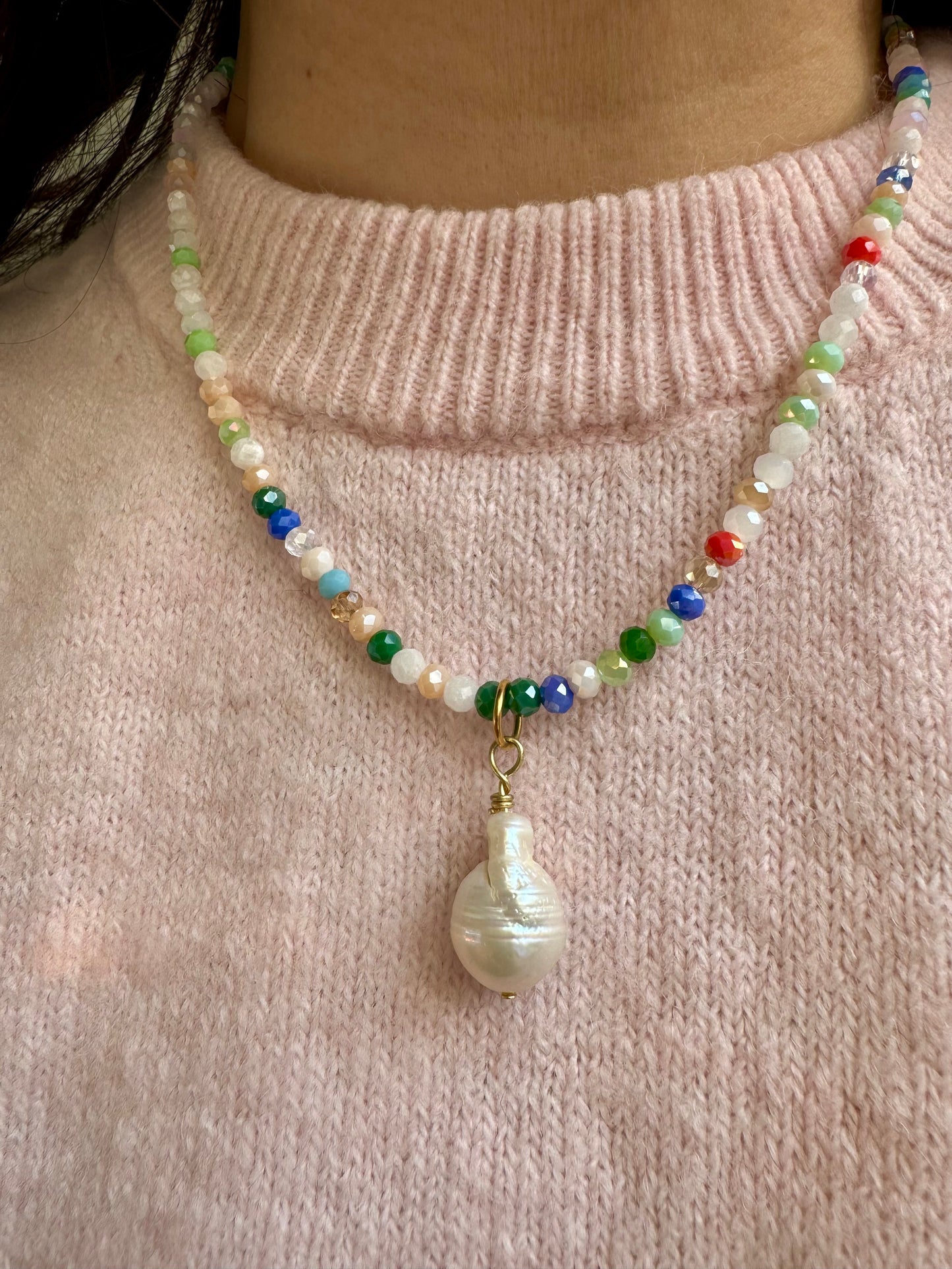 Bunte Edelstein-Halskette • Facettierte Glasperlen & Barockperle • 18k vergoldet