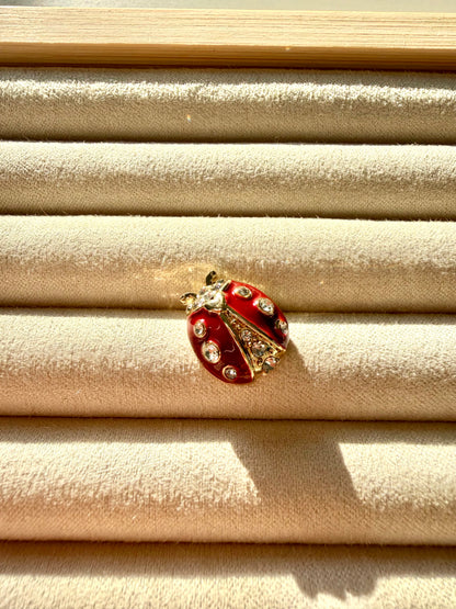 Broschen – Vergoldete Anstecker mit verspielten Motiven