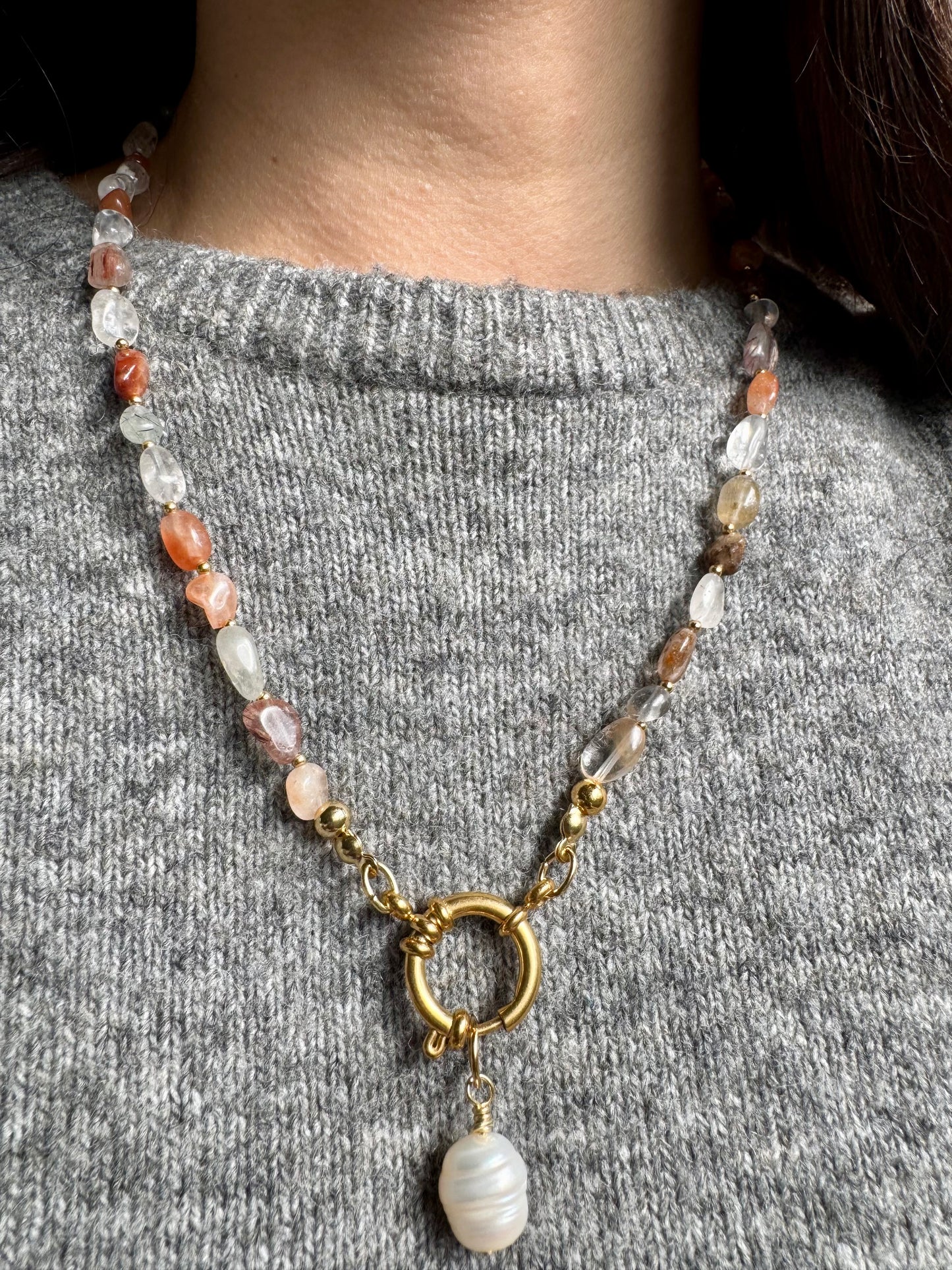 Quarzstein-Kette mit Barockperle & goldenen Details – handgefertigt